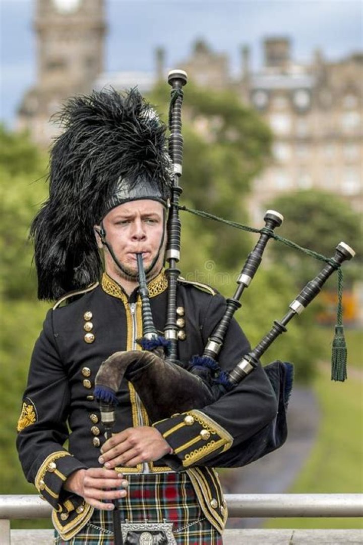Could the duke of windsor play the bagpipes?
