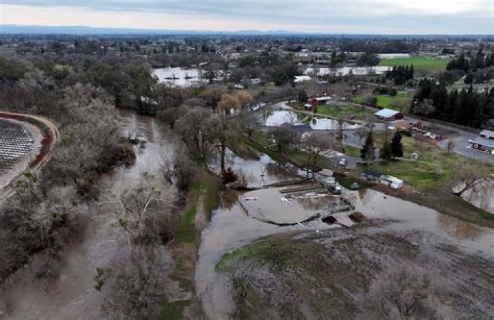 Do levees stop flooding?
