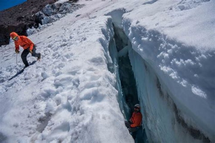 Does mt adams have crevasses?