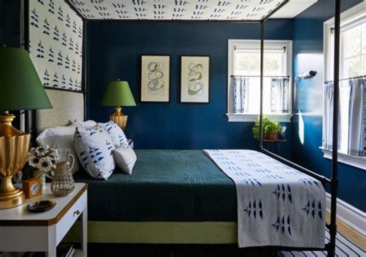 Does navy blue go with olive green?