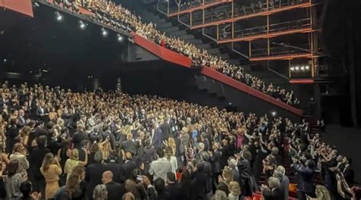 Has a standing ovation?