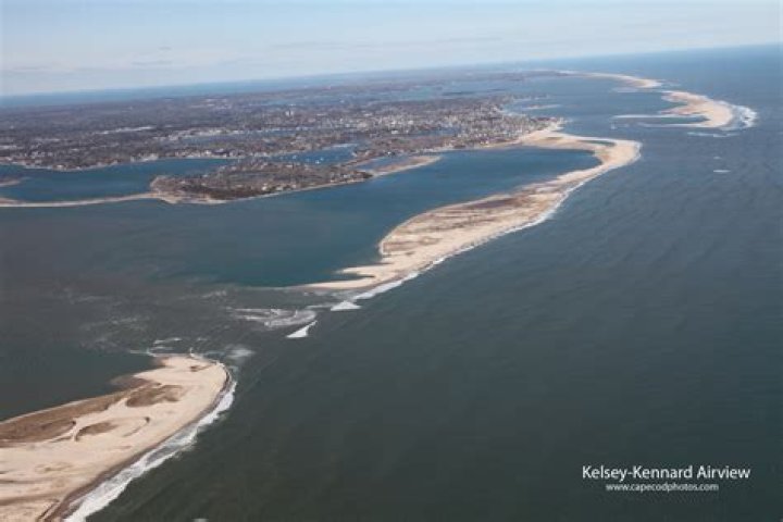 How are harbors formed?