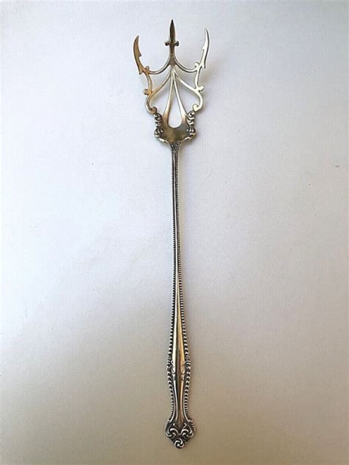 Is a three-pronged fork called?