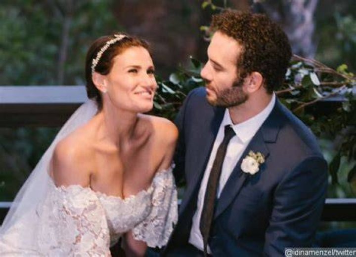 Is idina menzel married?