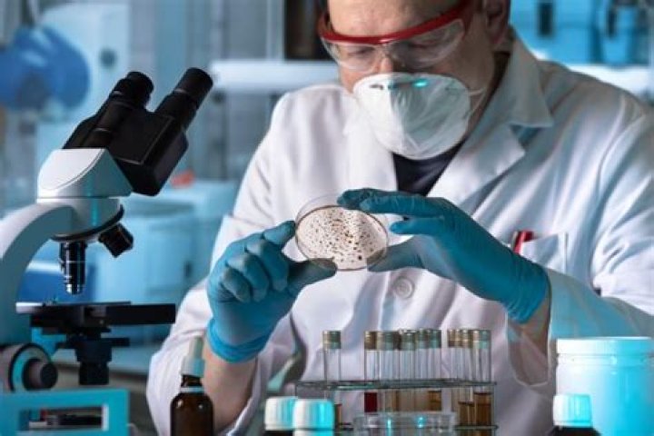 What does microbiologist mean?