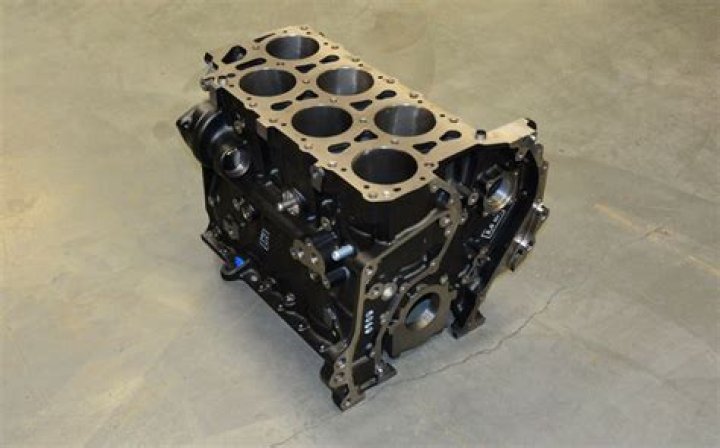 What is an en bloc engine?