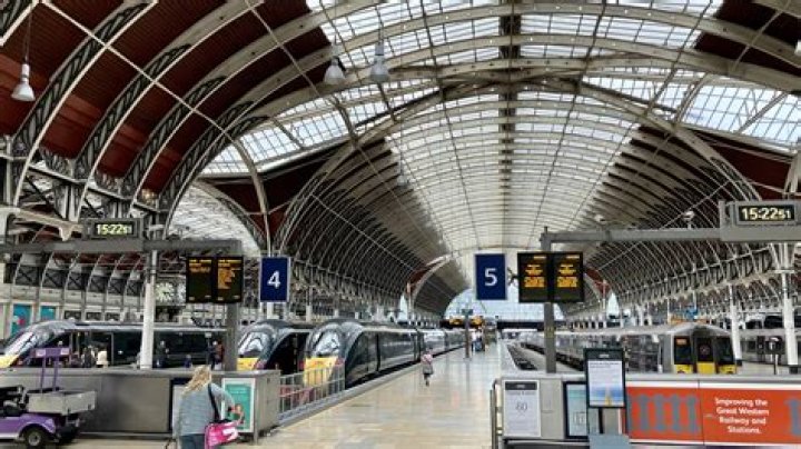 Which edinburgh train station is in the city centre?