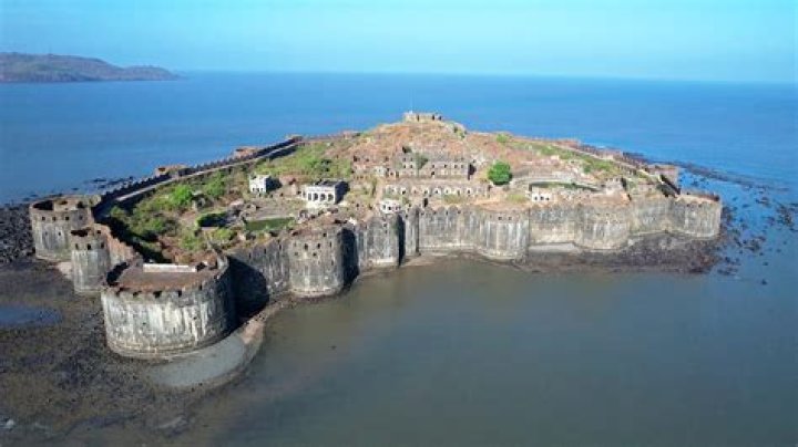 Which fort was sieged by siddi johar?