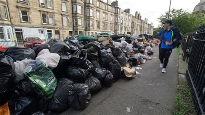 Why are bexley dustmen on strike?